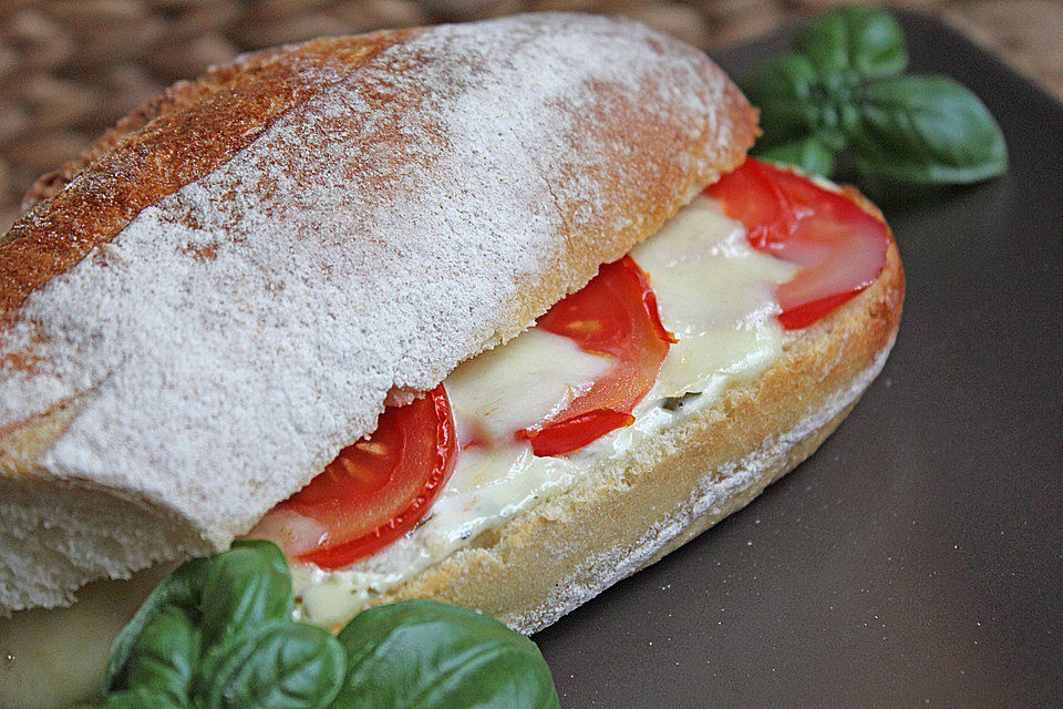 Kickys Baguette Caprese