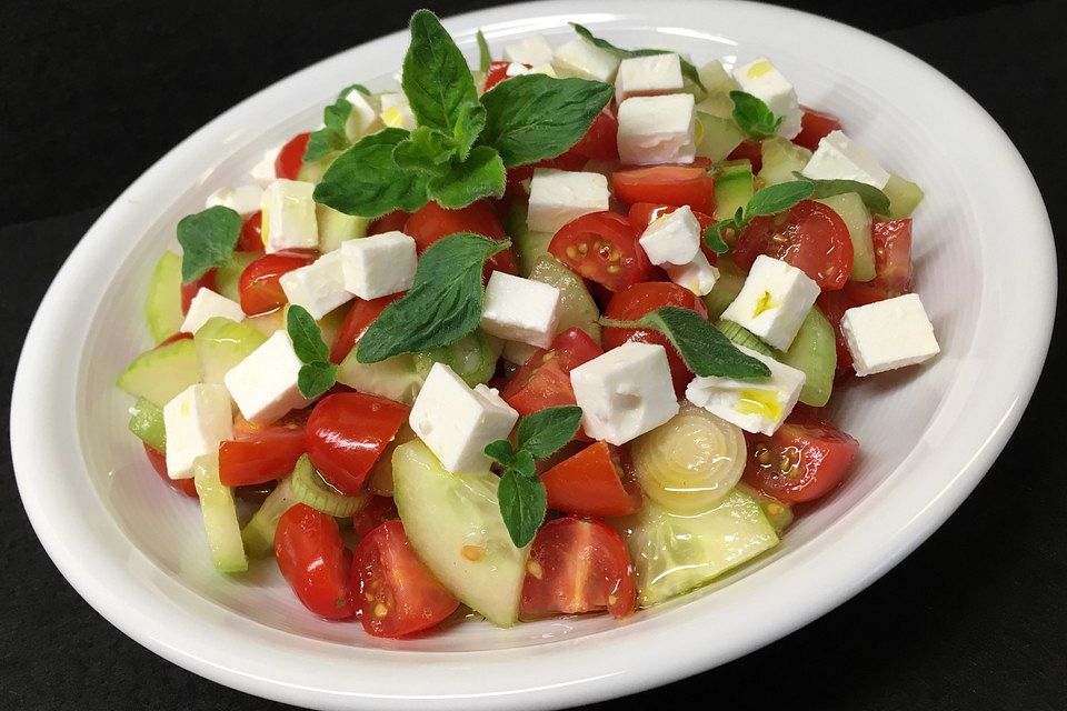 Tomaten - Gurkensalat mit Schafskäse