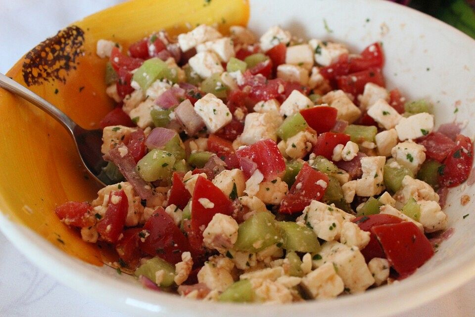 Tomaten - Gurkensalat mit Schafskäse