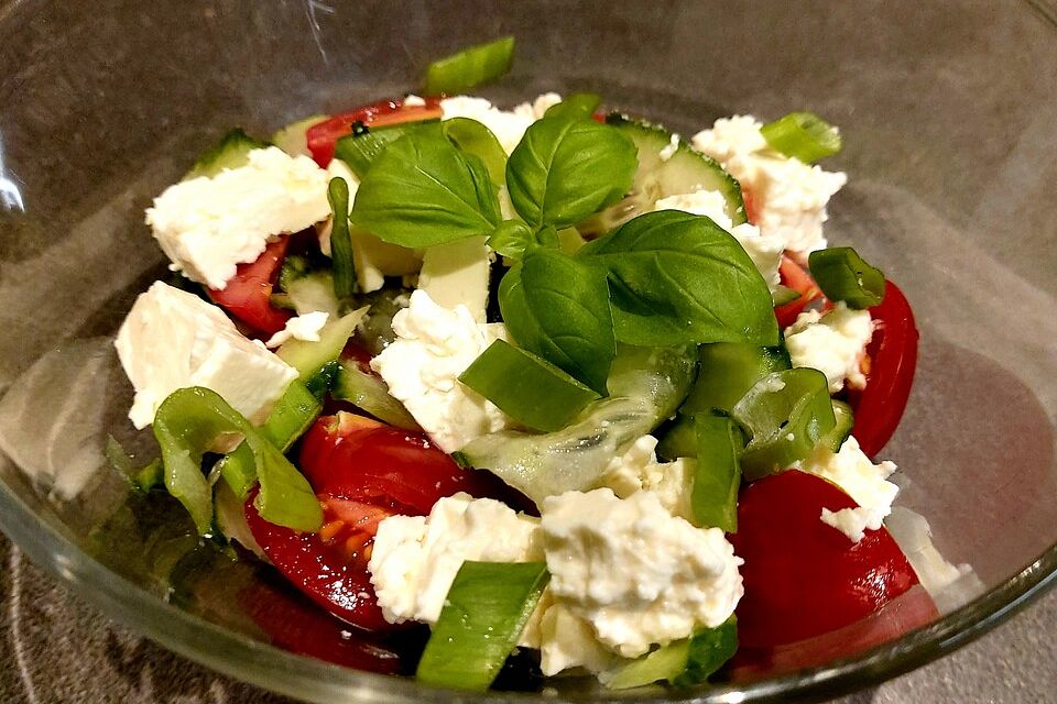 Tomaten - Gurkensalat mit Schafskäse