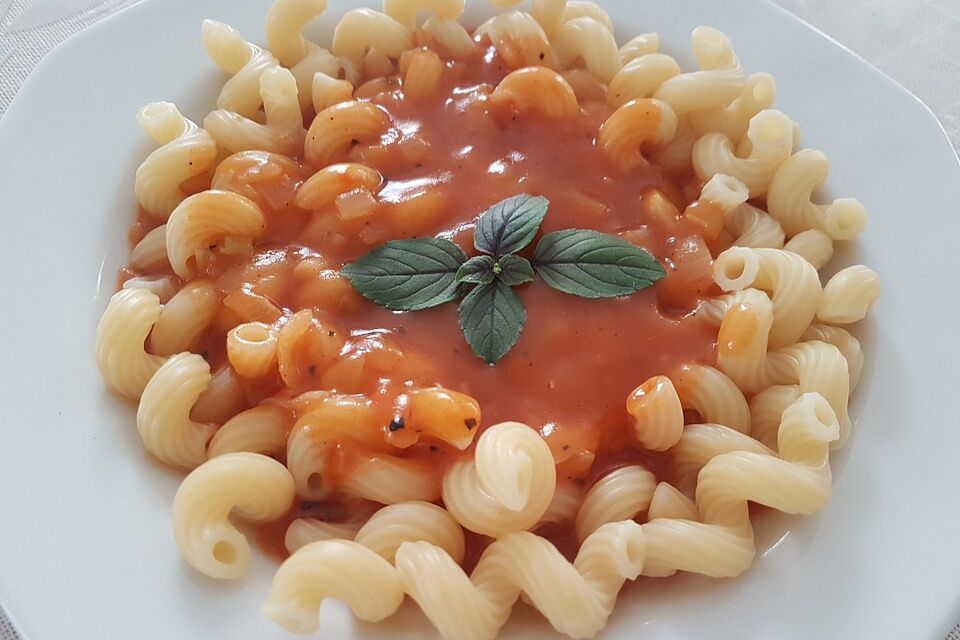 Nudeln mit Tomatensauce