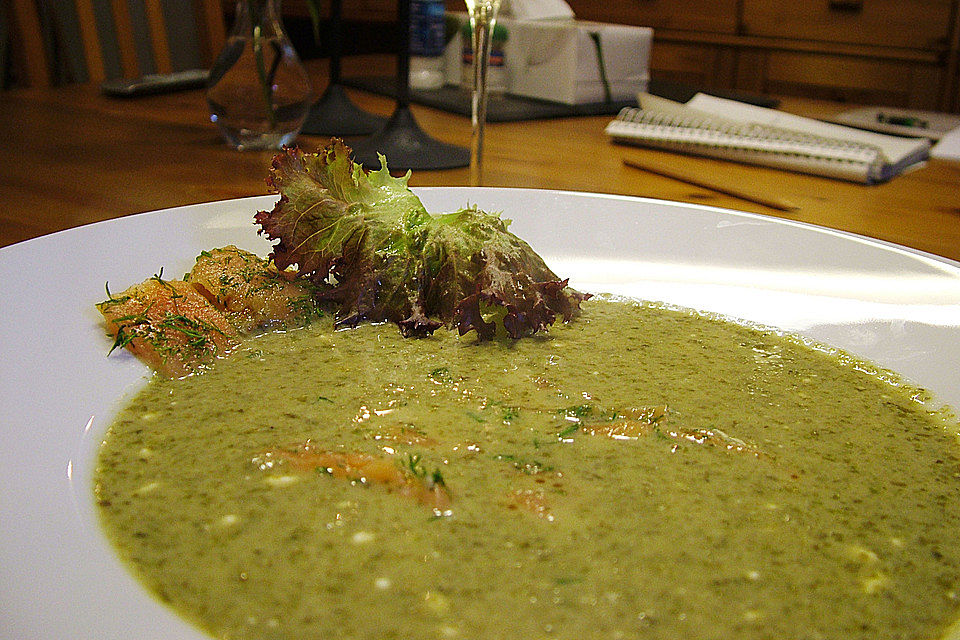 Feine Salatsuppe mit Räucherlachs