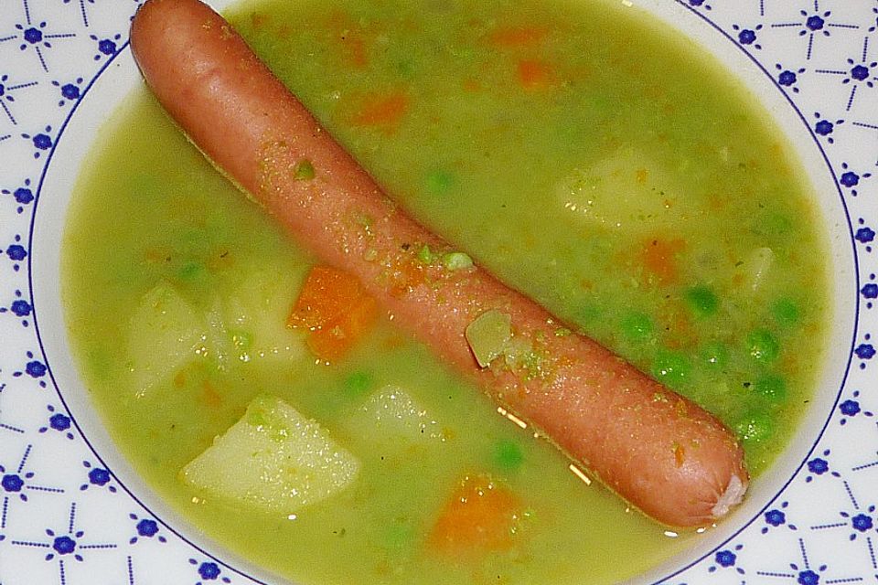 Grüne Erbsensuppe mit Bockwurst