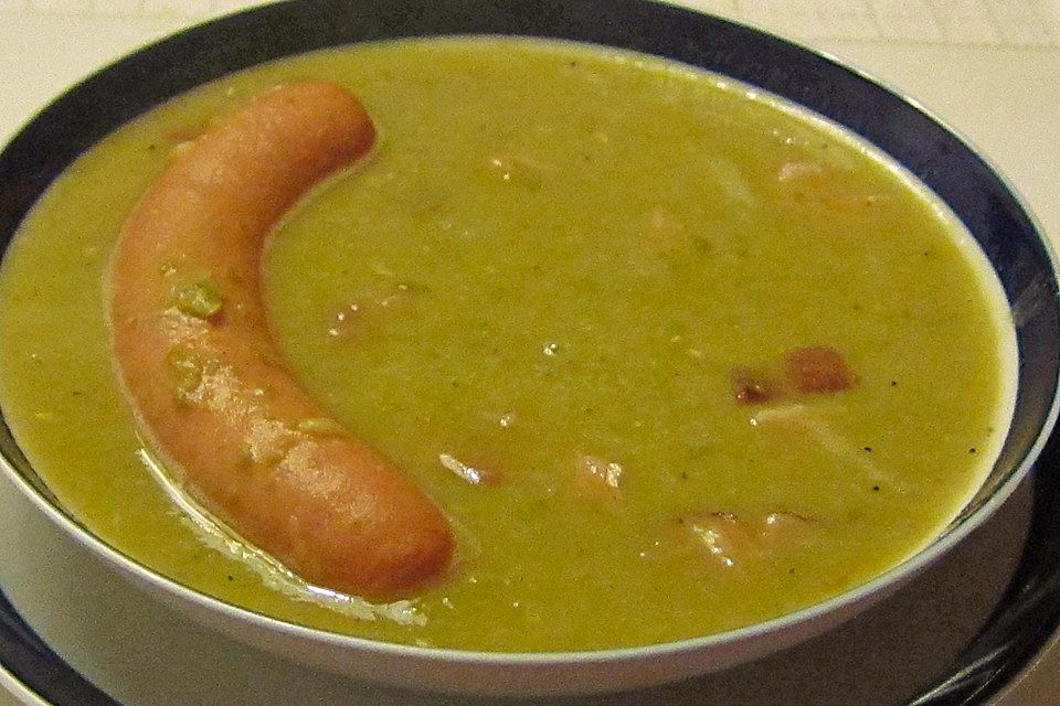 Grüne Erbsensuppe mit Bockwurst