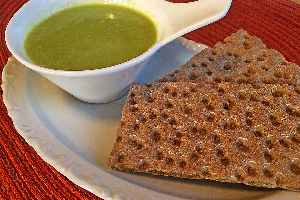 Grüne Erbsensuppe mit Bockwurst