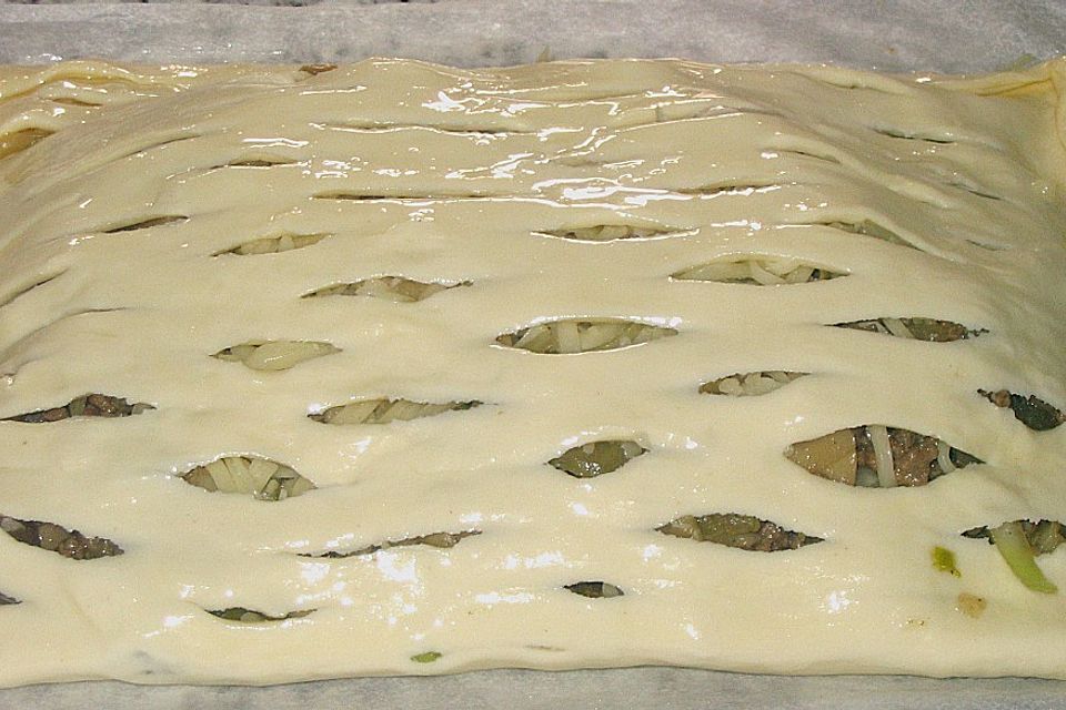 Pikanter Blätterteig-Krautstrudel