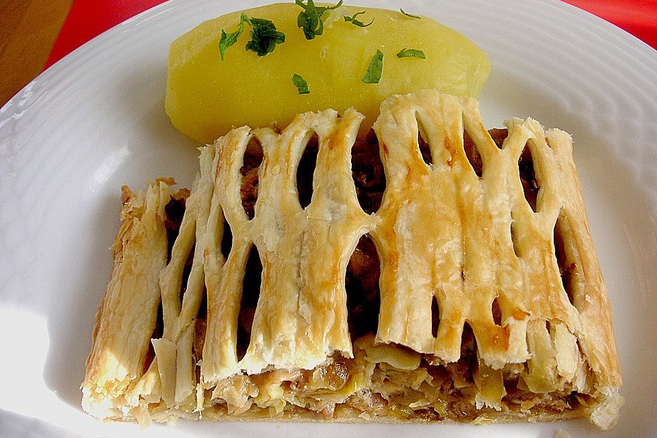 Pikanter Blätterteig-Krautstrudel