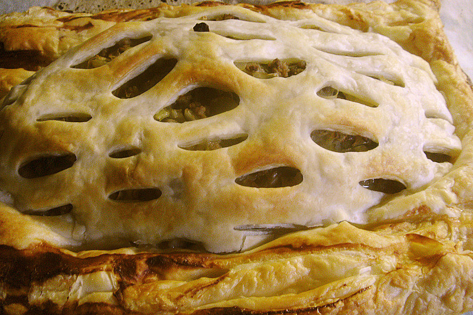 Pikanter Blätterteig-Krautstrudel