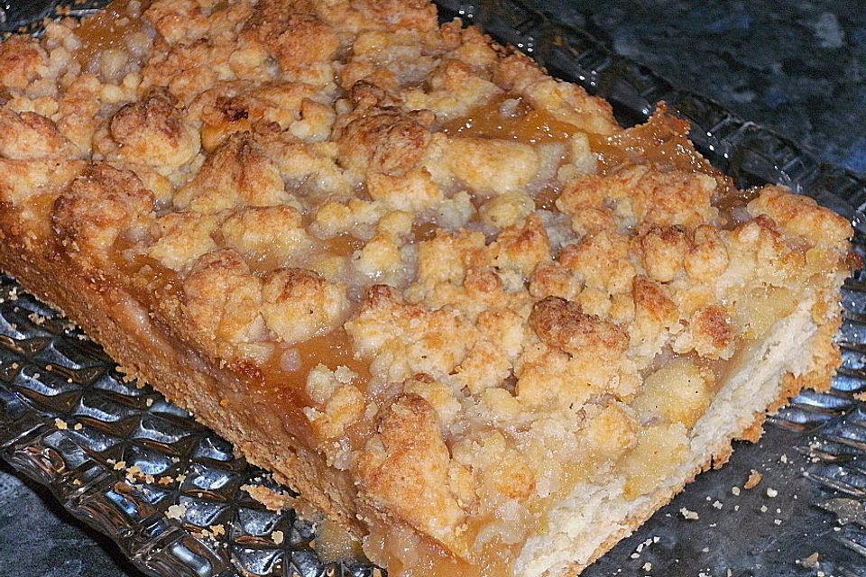 Apfelkuchen mit Marzipanstreusel