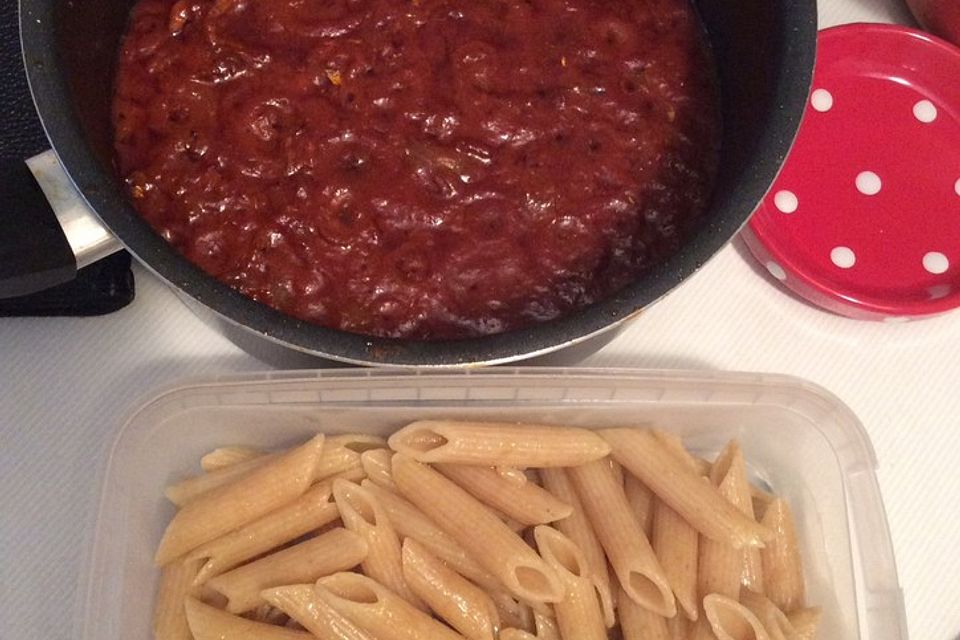 Pasta mit scharfer Tomatensoße