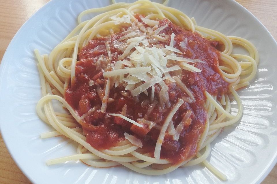 Pasta mit scharfer Tomatensoße