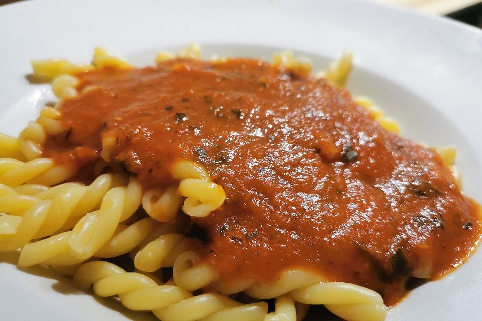 Pasta mit scharfer Tomatensoße