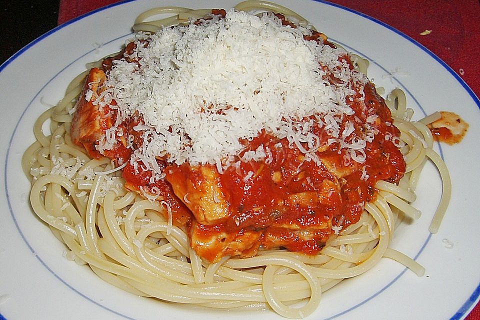 Pasta mit scharfer Tomatensoße