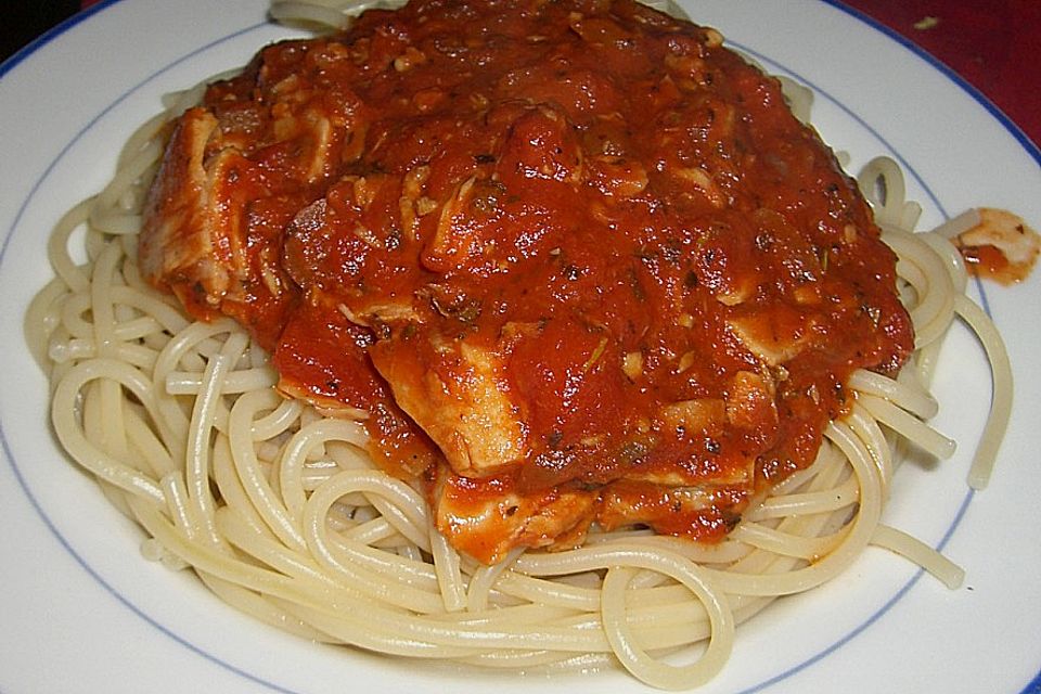 Pasta mit scharfer Tomatensoße