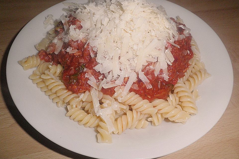 Pasta mit scharfer Tomatensoße