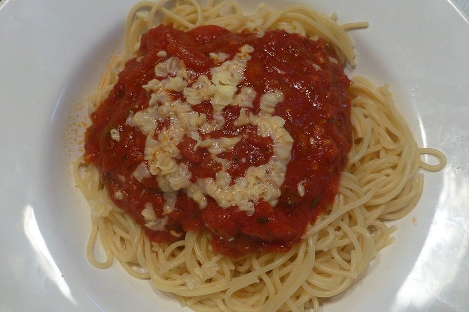 Pasta mit scharfer Tomatensoße