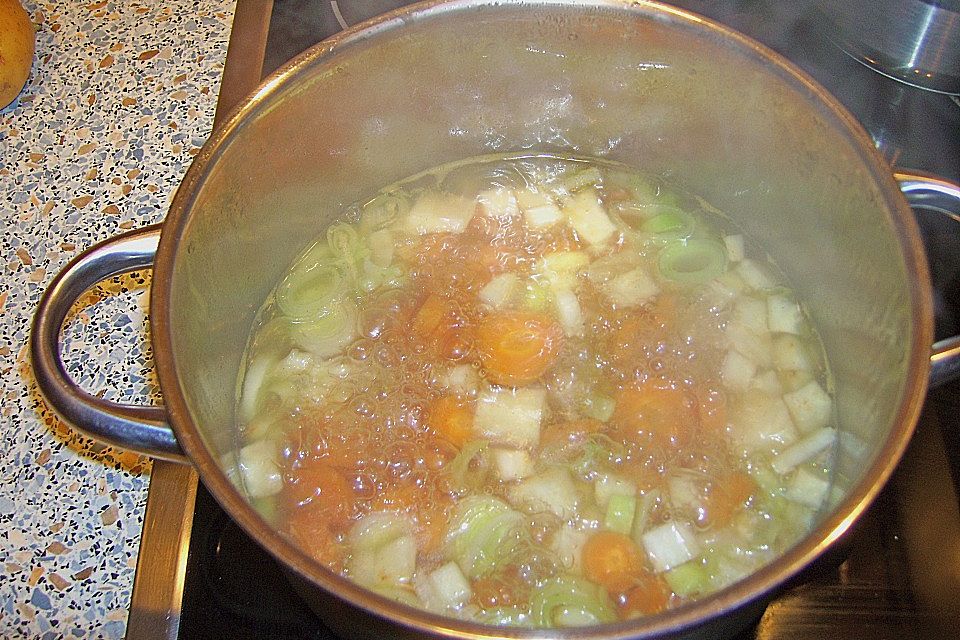 Bunte Kartoffelsuppe mit Croûtons