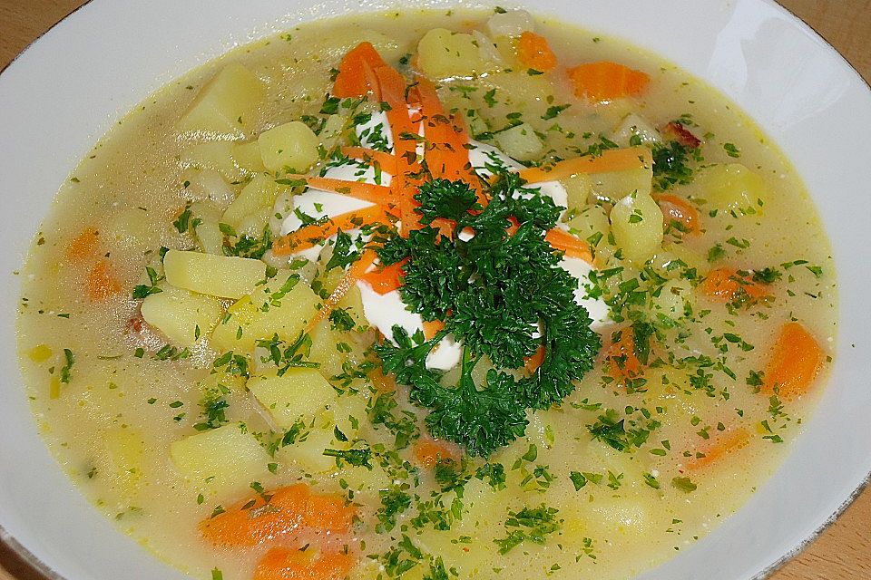 Bunte Kartoffelsuppe mit Croûtons