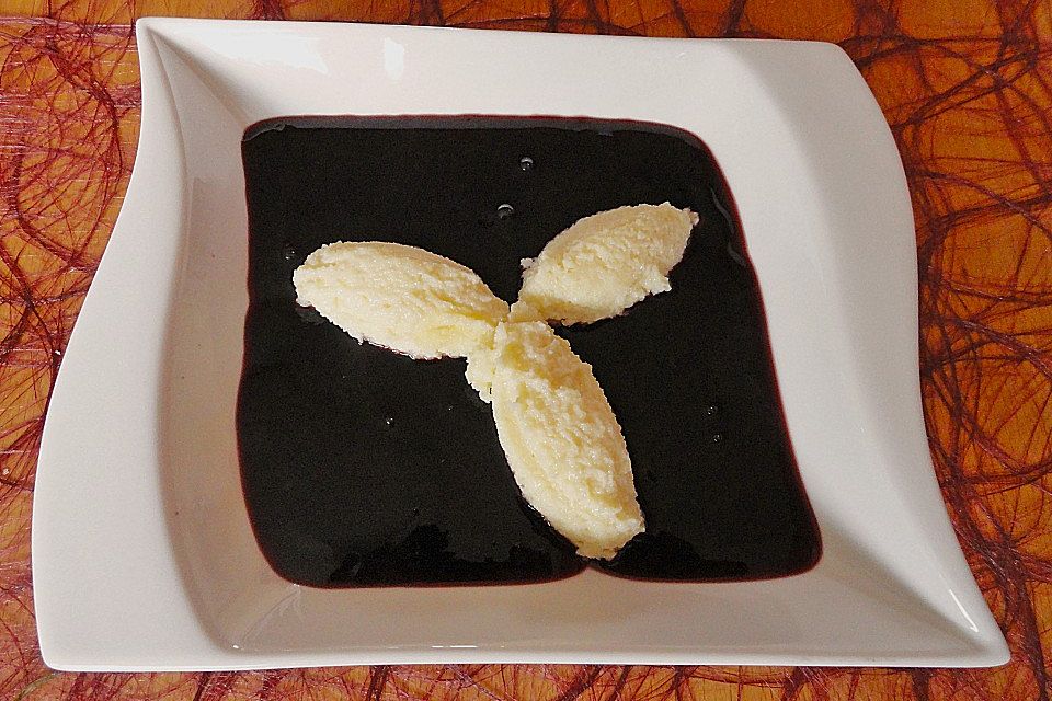 Mutterns Fliederbeersuppe mit Grießklößchen