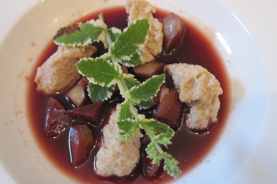 Mutterns Fliederbeersuppe mit Grießklößchen