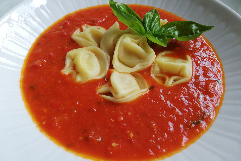 Frische Tomatensuppe mit Tortellini