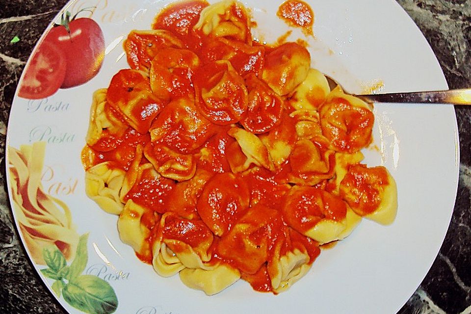 Frische Tomatensuppe mit Tortellini