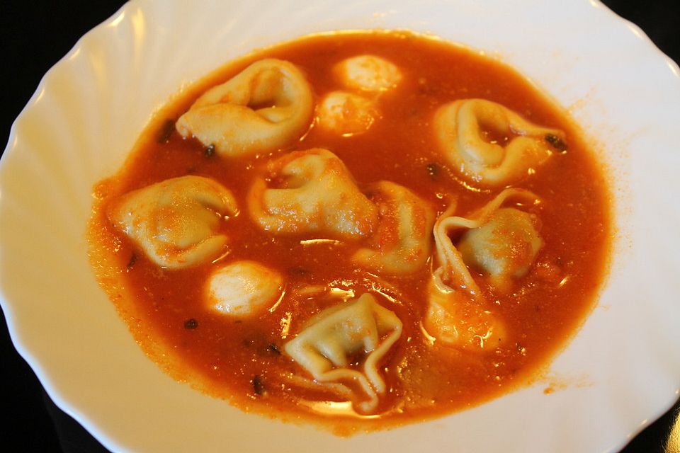 Frische Tomatensuppe mit Tortellini