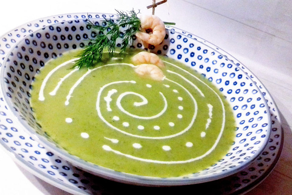 Brokkolicremesuppe mit Garnelen