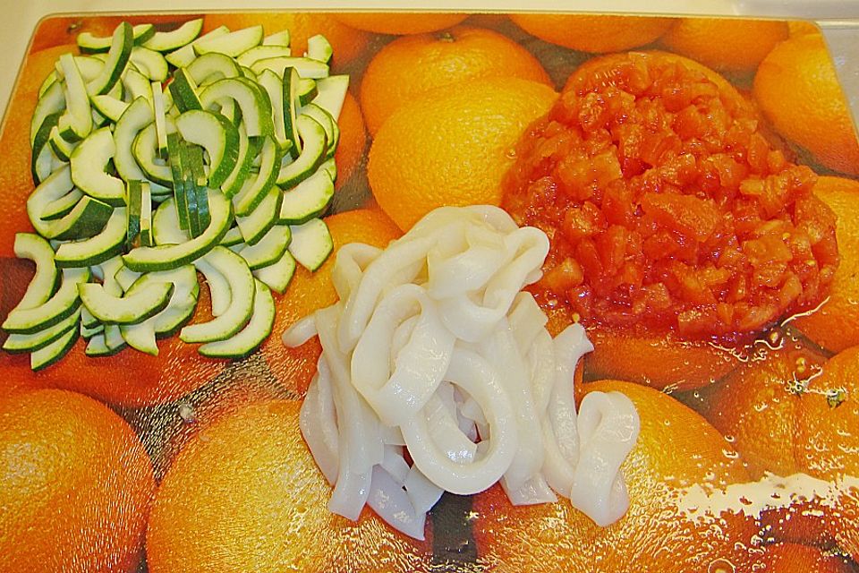 Nudeln mit  Tintenfisch und Zucchini