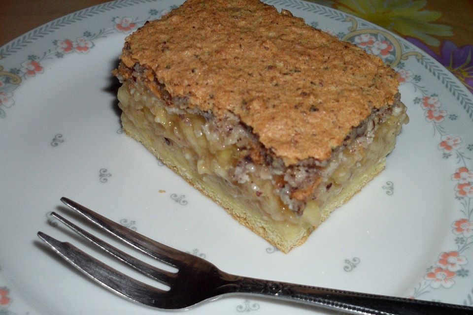 Altbaerlis Apfelkuchen mit Nusshaube