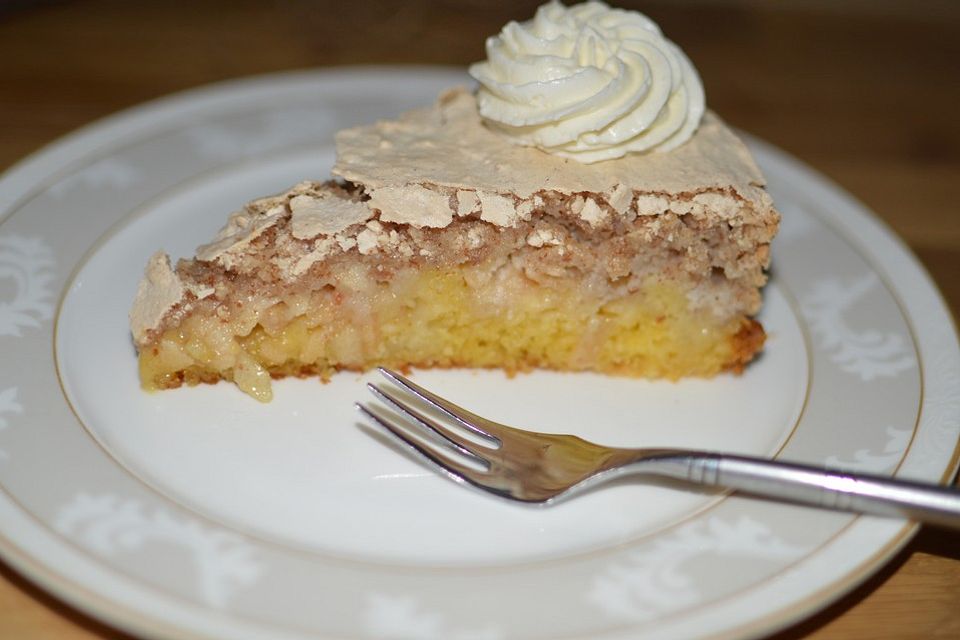 Altbaerlis Apfelkuchen mit Nusshaube