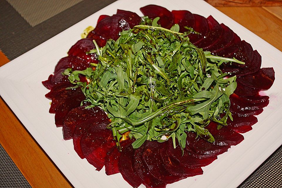 Dekoratives Rote Bete Carpaccio