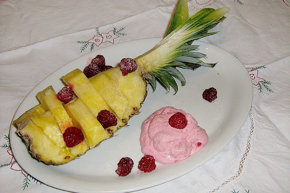 Ananas mit Himbeersahne