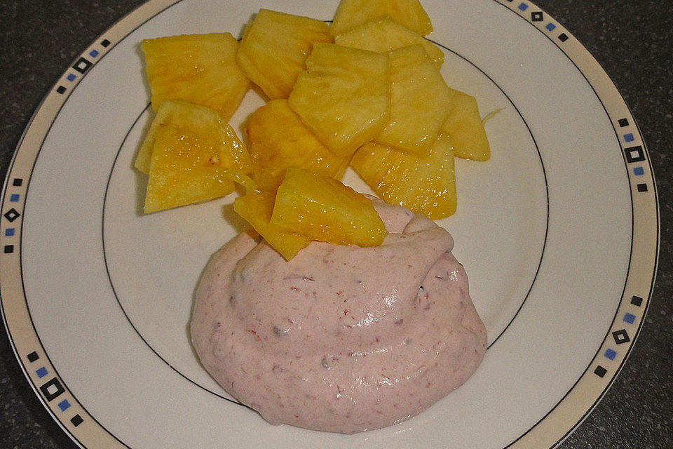 Ananas mit Himbeersahne