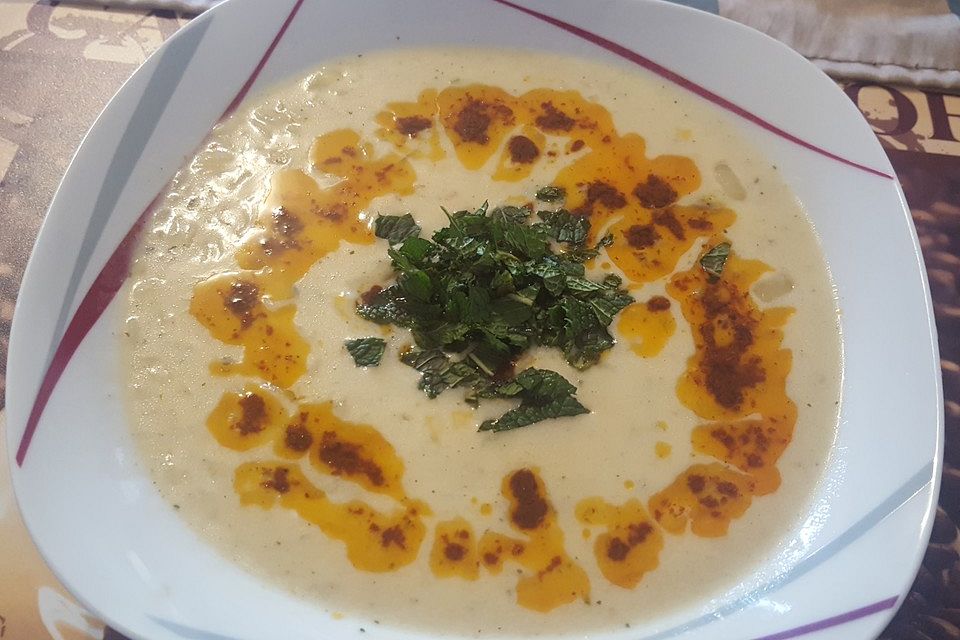 Türkische Joghurtsuppe