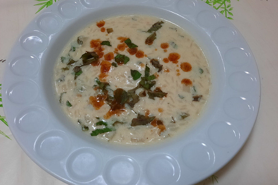 Türkische Joghurtsuppe