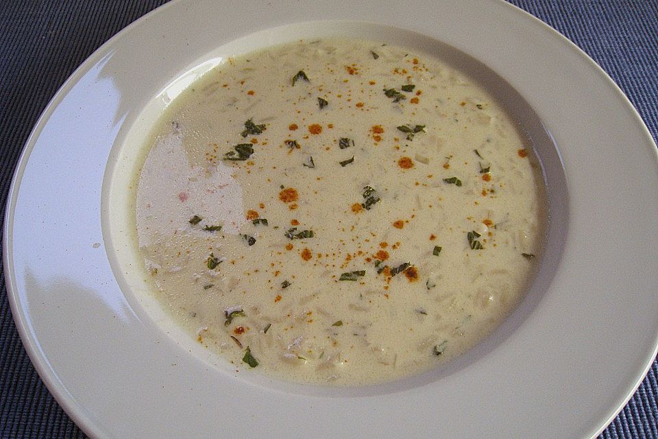 Türkische Joghurtsuppe