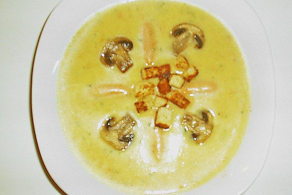 Kartoffelcremesuppe mit Würstchen