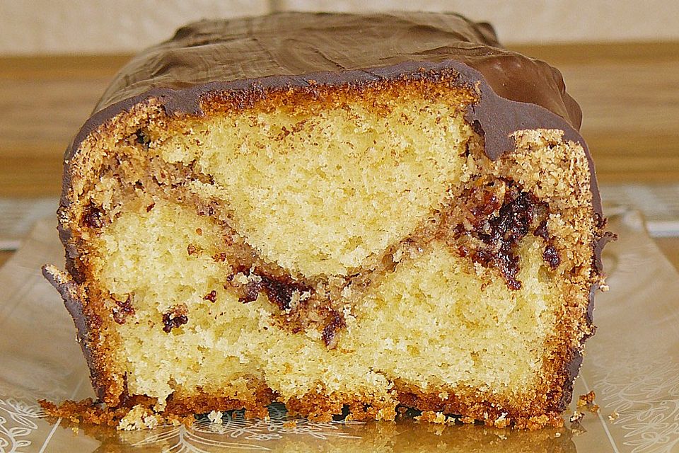 Gefüllter Nusskuchen