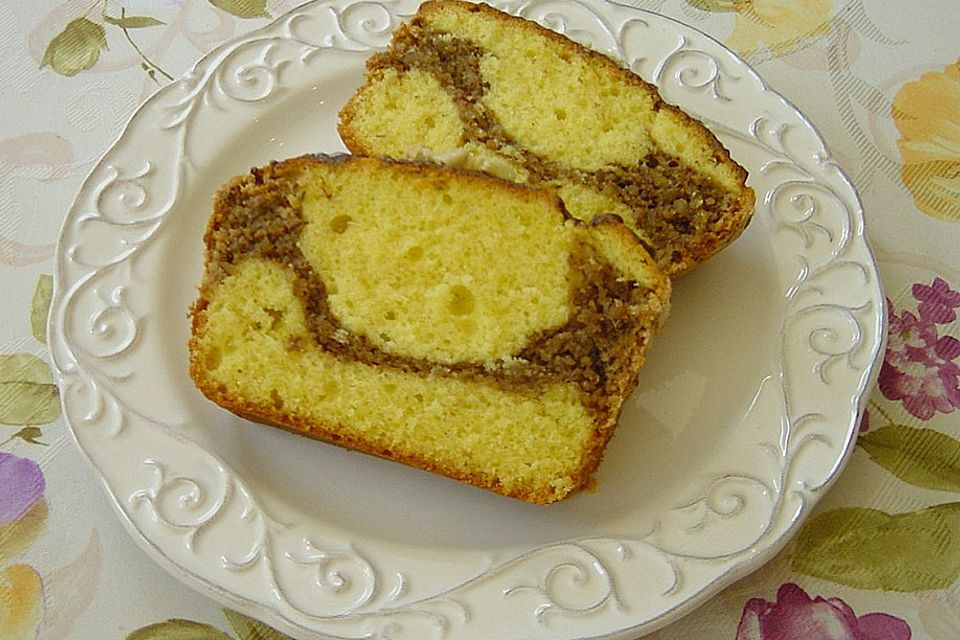 Gefüllter Nusskuchen