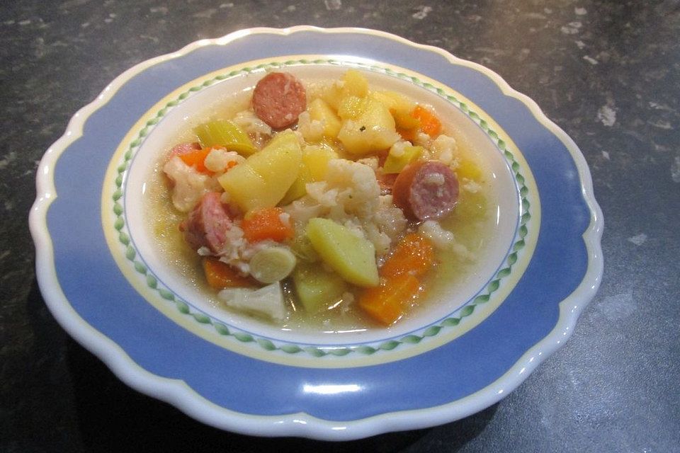 Kartoffelsuppe mit buntem Gemüse