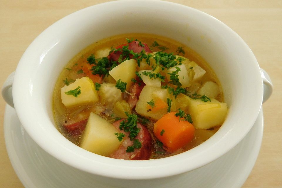 Kartoffelsuppe mit buntem Gemüse