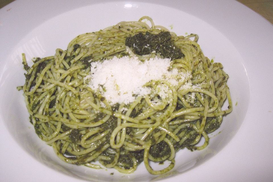 Spaghetti mit Basilikumpesto