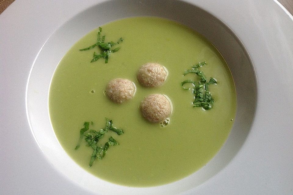 Bärlauchsuppe mit Frischkäseknöderl