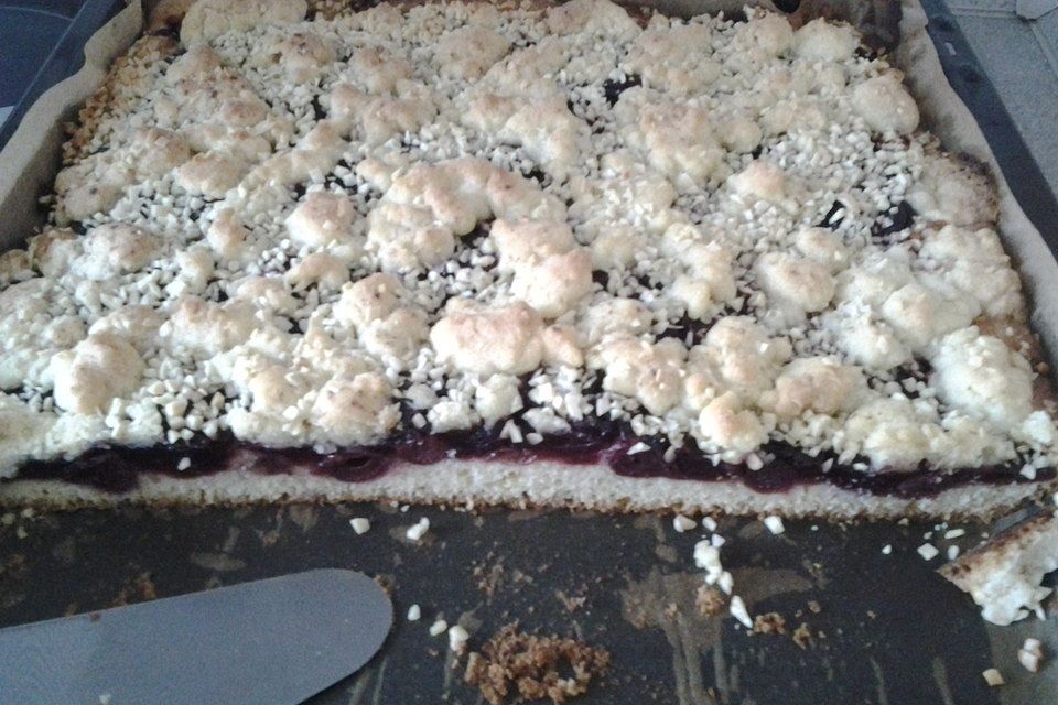 Omis Blech - Kirschstreusel - Kuchen