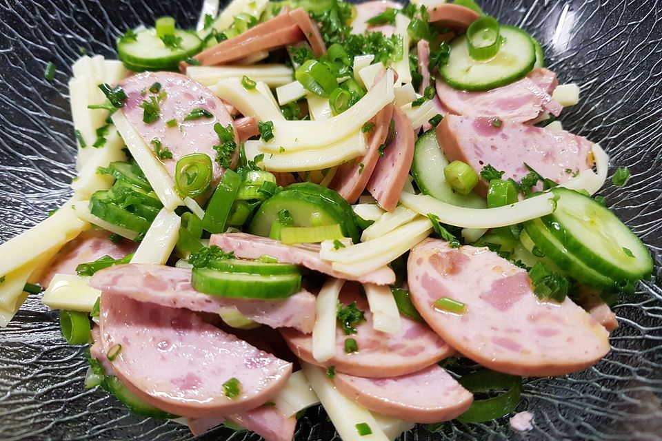 Wurstsalat mit Käse