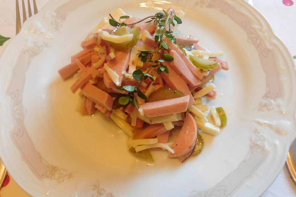 Wurstsalat mit Käse