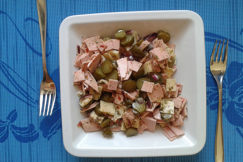 Wurstsalat mit Käse