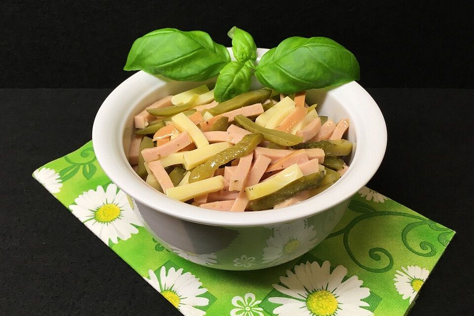 Wurstsalat mit Käse