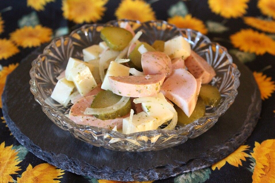 Wurstsalat mit Käse